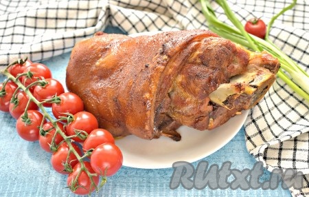 Вкусную, аппетитную, ароматную, сочную варёно-запечённую свиную рульку достаём из духовки, даём немного остыть и можно подавать к столу.