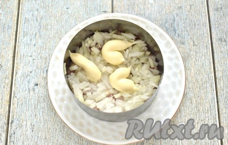 Мелко нарезаем очищенную луковицу, равномерно выкладываем следующим слоем, наносим сверху майонез.