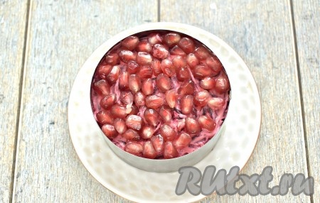 Завершающий слой нашей «шубы» - зёрна граната. Очищаем гранат, располагаем зёрна на слое из свеклы.