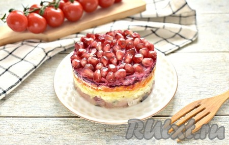 "Селёдку под шубой", приготовленную с гранатом, ставим пропиться, как минимум, на 30 минут в холодильник, а затем можно подавать яркий, вкусный, достаточно сытный салат к столу.