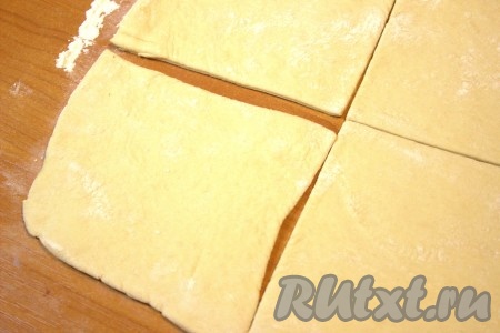 Затем разделить каждый раскатанный пласт на, примерно, равные квадраты (я разделила каждый пласт на 6 равных частей). Всего из двух пластов теста у меня получилось 12 квадратов.