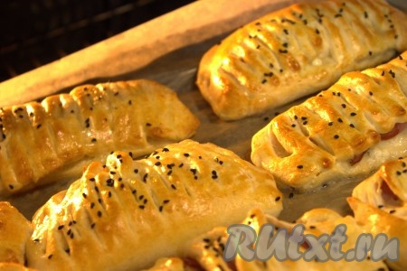 Противень застелить пергаментной бумагой (можно дополнительно смазать бумагу растительным маслом). Выложить слойки на противень, смазать поверхность булочек взбитым яйцом. По желанию, можно посыпать ещё кунжутом (я посыпала чёрным кунжутом). Выпекать слойки с беконом и сыром в заранее разогретой до 180 градусов духовке до аппетитной, золотистой корочки (примерно, минут 25-30).