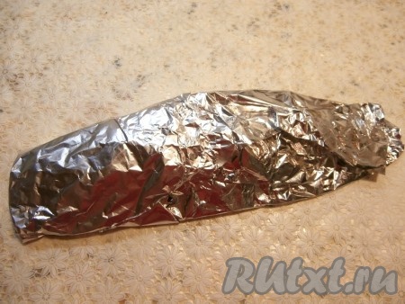 Щуку тщательно завернуть со всех сторон в фольгу.