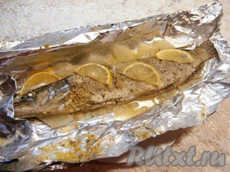 Щуку, завёрнутую в фольгу, отправить в разогретую до 180 градусов духовку на 30 минут. 