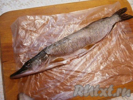 Щуку очистить от чешуи, удалить внутренности, жабры и плавники. Хорошо промыть и обсушить.