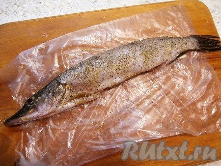 Натереть щуку снаружи и внутри солью, лимонным перцем и специями.