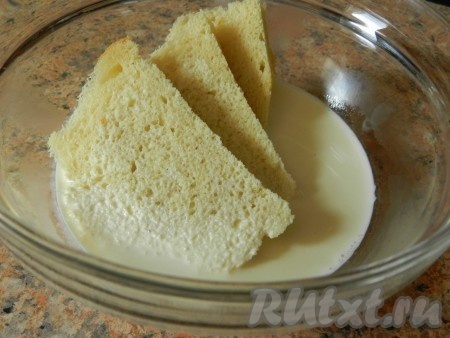 С хлеба срезать корки, сливки нагреть и размочить в них хлеб.