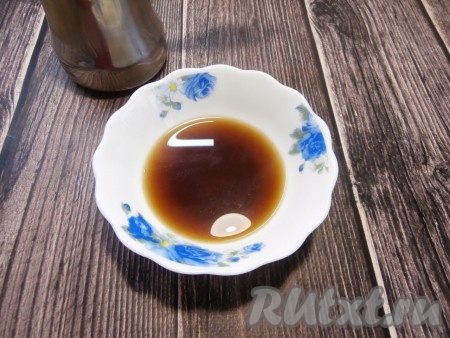 Первым делом нужно заварить кофе и остудить его. У меня кофе молотый, я варила его в соотношении: 2 чайные ложки кофе на 150 мл воды. Остывший кофе перелить в тарелку, в которую будет удобно окунать печенье "Савоярди".