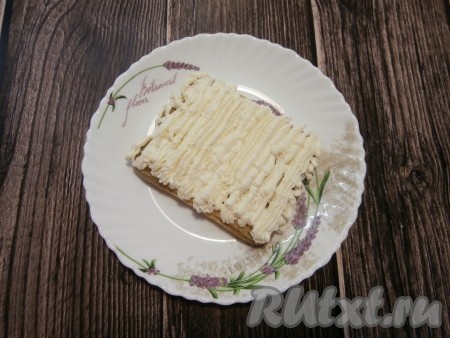 Сверху печенье смазать щедро творожной массой.