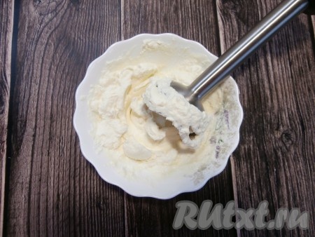 Погружным блендером взбить смесь творога и сметаны до однородности.