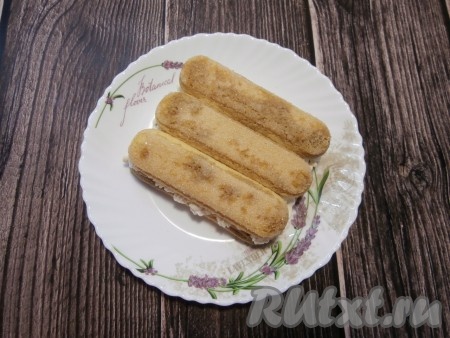 Затем разместить оставшиеся три печенья, также предварительно смоченные в кофе.