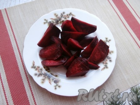 Свеклу очистить, помыть и нарезать кусочками. Я нарезала на небольшие дольки.