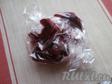 Пакет тщательно завязать с двух сторон. Сверху пакета для запекания сделать пару дырочек зубочисткой для выхода пара. Отправить завязанный пакет в предварительно разогретую духовку и запекать свеклу при температуре 180-190 градусов минут 40-45.