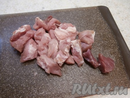 Свинину нарезать на средние кусочки.