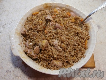 Накрыть форму с гречкой и свининой фольгой и отправить в хорошо разогретую духовку. Готовить гречку по-купечески при температуре 180 градусов 1 час. После приготовления фольгу убрать, блюдо хорошо перемешать.