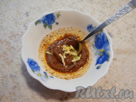 Хорошо перемешать, должна получиться пастообразная смесь, к которой добавить пропущенный через пресс чеснок.