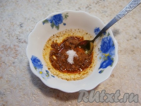 Сюда же всыпать сахар и снова перемешать.