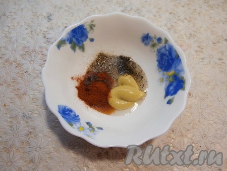 Свиную грудинку вымыть, обсушить. В небольшую посуду влить растительное масло, добавить обычную горчицу, всыпать паприку, соль, кориандр, смесь перцев.