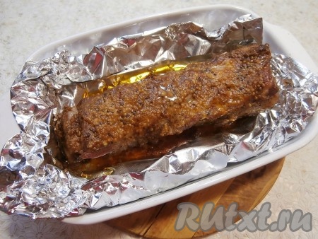 Запекать свиную грудинку в разогретой духовке при температуре 170 градусов 1 час 15 минут.