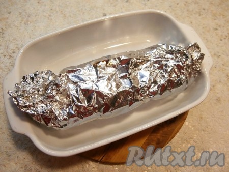 По прошествии времени закрыть грудинку краями фольги и оставить на некоторое время в выключенной духовке. Если любите кушать грудинку в тёплом виде - разверните минут через 20 и можно подавать мясо к столу. Если будете употреблять грудинку в охлаждённом виде - оставьте завёрнутой в фольгу до полного остывания, а затем в таком виде поместите в холодильник на 4-5 часов.