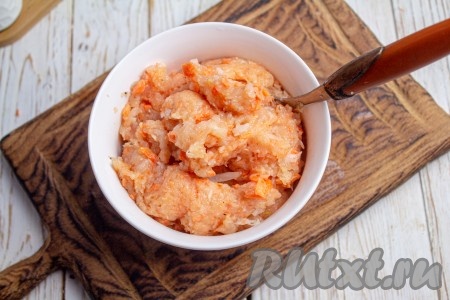 Измельчите ингредиенты в фарш, посолите и поперчите по вкусу, перемешайте и начинка для бризолей готова.