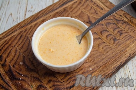 4-5 столовых ложек мандаринового сока, которые мы оставляли, смешайте с крахмалом.