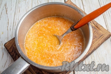 Мандариновый сок с мякотью (4-5 столовых ложек сока отлейте, они нам понадобятся в дальнейшем) поставьте на плиту, доведите до кипения.