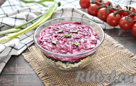 Салат «Селёдка под шубой» с черносливом на 30 минут ставим в холодильник, чтобы слои достаточно пропитались. А теперь можно угощаться вкусным салатом!