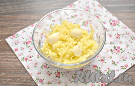 Затем выкладываем натёртый на средней тёрке картофель, наносим на него майонез.