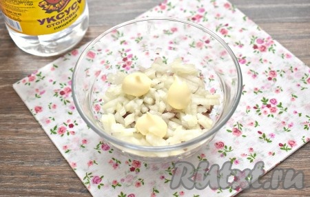 Поверх селёдочки выкладываем мелко нарезанный лук, сбрызгиваем его столовым уксусом и покрываем майонезом.