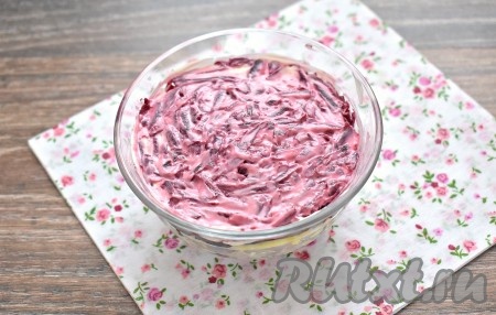 Завершающим слоем "Селёдки под шубой" по традиции будет свекла, натёртая на средней тёрке, и смазанная майонезом.
