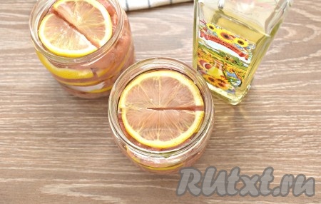 Полностью заливаем кусочки рыбы с лимоном растительным маслом. Банки закрываем крышками, убираем в холодильник. Солим горбушу в течение 24 часов.