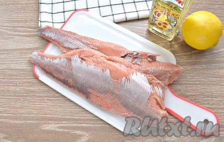 С горбуши снимаем кожуру и разделываем на филе, удаляя хребет и мелкие косточки. Разделывать горбушу будет проще, если она будет немного подмороженной.