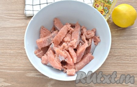 Аккуратно перемешиваем рыбу со специями.