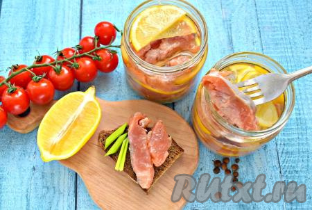 Через сутки вкусная, ароматная, сочная горбуша, солёная с добавлением лимона и растительного масла, будет полностью готова, приступаем к дегустации.