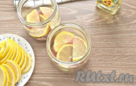 Поверх горбуши выкладываем в один слой полукружочки лимона. Заполняем банку, чередуя кусочки горбуши и лимона. Последний слой - лимон.