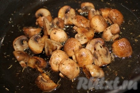 Готовые шампиньоны приятно пахнут и румяные на вид.