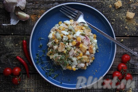 Простой, вкусный, сочный салат, приготовленный с копчёным окорочком и кукурузой, подать к столу. Этот сытный салат прекрасно впишется не только в праздничное, но и в повседневное меню.