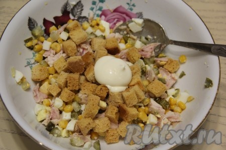 Содержимое салатника посолить по вкусу и перемешать. Перед подачей добавить в салат сухарики и  майонез, хорошо перемешать.
