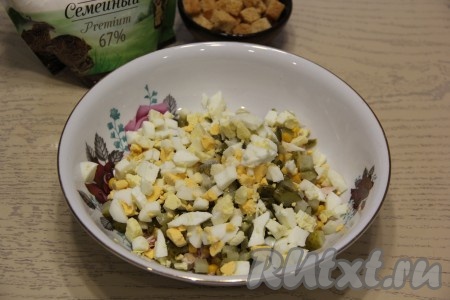 Сюда же выложить и нарезанные на кубики яйца.
