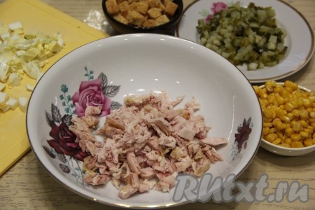 Взять копчёный окорочок, отделить мясо от костей. Порвать на волокна (или нарезать на кусочки) копчёное куриное мясо, а затем переложить в достаточно глубокий салатник. 