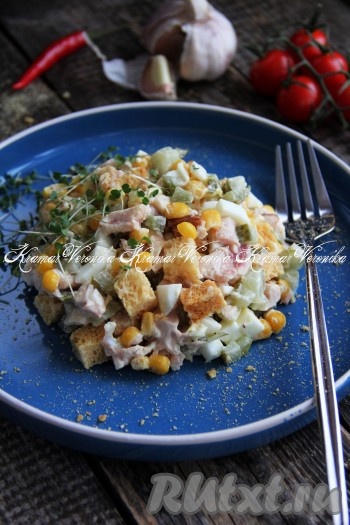 Салат с копчёным окорочком и кукурузой