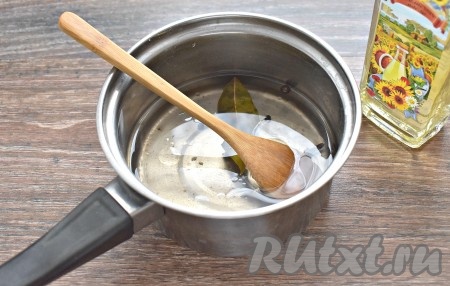 В остывший рассол вливаем растительное масло и перемешиваем.