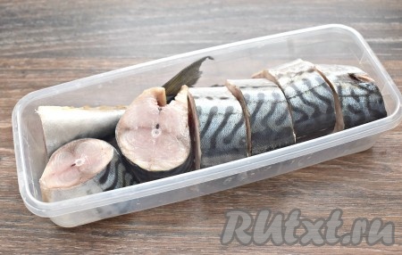 Кусочки скумбрии складываем для засолки в контейнер (или стеклянную банку).