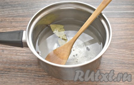 Если скумбрия заморожена, разморозьте её при комнатной температуре. Для приготовления рассола для засолки скумбрии вливаем в ковшик воду, всыпаем соль, горошины чёрного перца, сахар, бутоны гвоздики, лавровый лист и горошинки душистого перца. Доводим содержимое ковшика до кипения на среднем огне, провариваем рассол 2 минуты, а затем, сняв с огня, остужаем получившийся рассол до комнатной температуры.