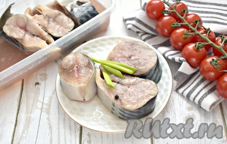 Через сутки малосольную скумбрию можно дегустировать. Я взяла на пробу несколько кусочков, рыбка, приготовленная в рассоле в домашних условиях, получилась нежнейшей, тающей во рту! 