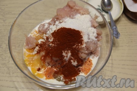В миске соединить куриный фарш, сырое яйцо и молоко, всыпать муку, соль и специи. В качестве специй я использовала молотую копчёную паприку.