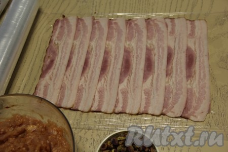 На пищевой плёнке выложить бекон внахлёст.