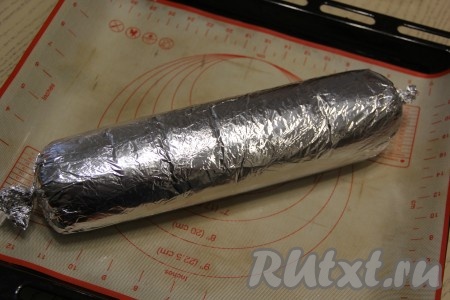 Завернуть рулет в фольгу, края фольги с двух сторон завязать, как конфету, чтобы сок не вытекал. И переложить на противень.