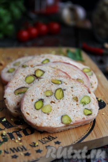 Нарезать на тонкие ломтики. Посмотрите, какой красивый рулет из куриного фарша в беконе в разрезе.